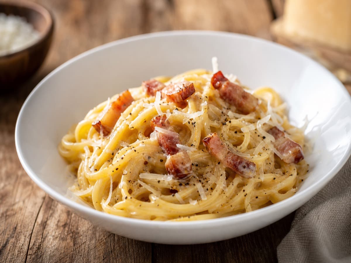 Carbonara med hvidvin — serveret ret