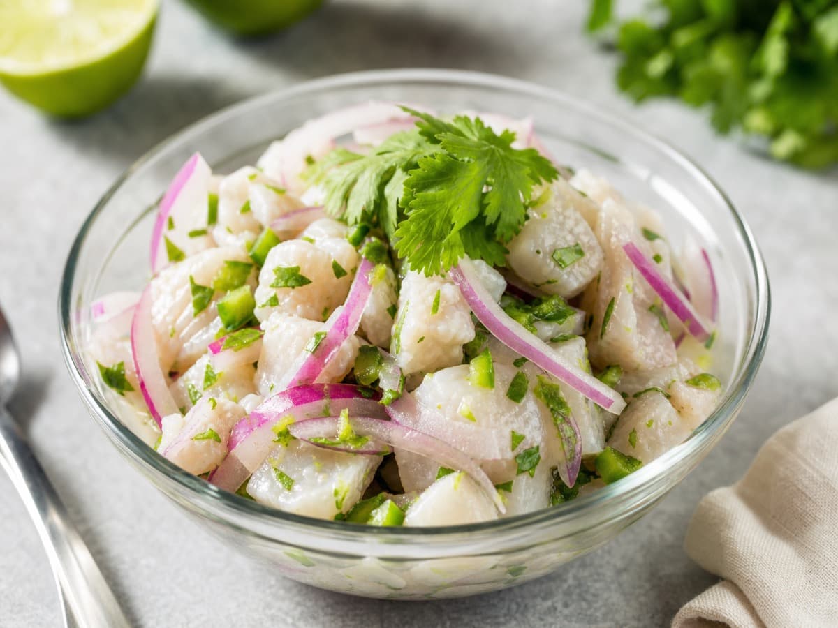 Ceviche med hvidvin — serveret ret