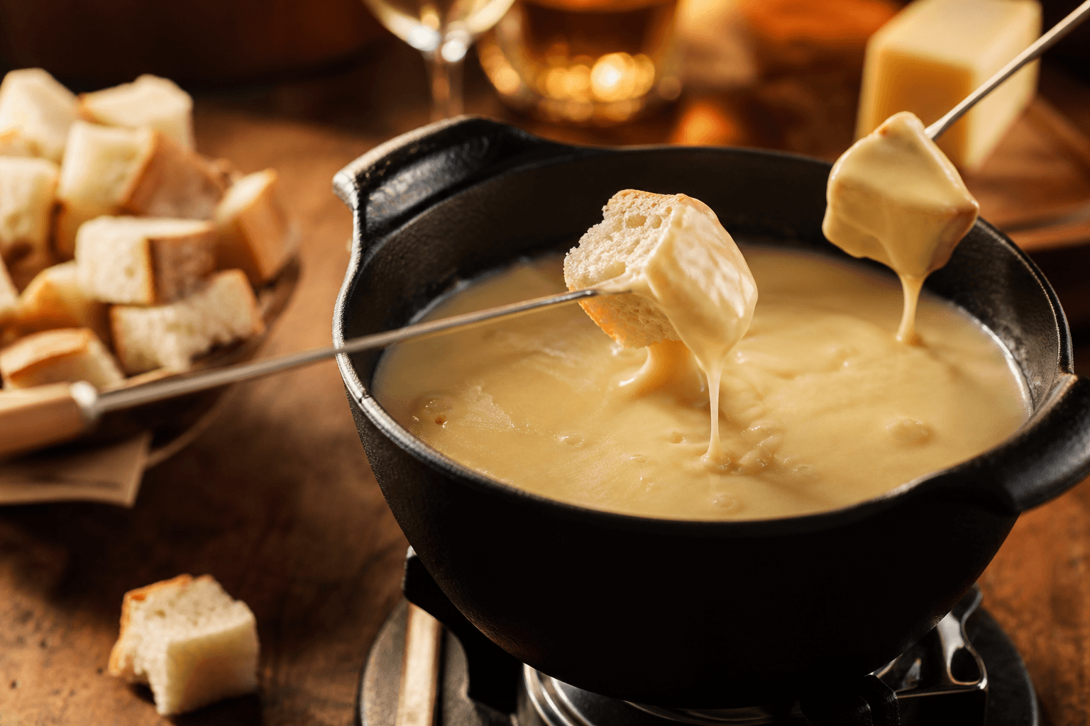 Fondue med hvidvin — serveret ret