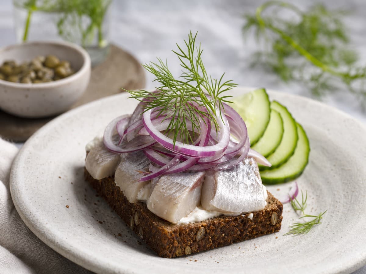 Sild i hvidvinseddike — serveret ret